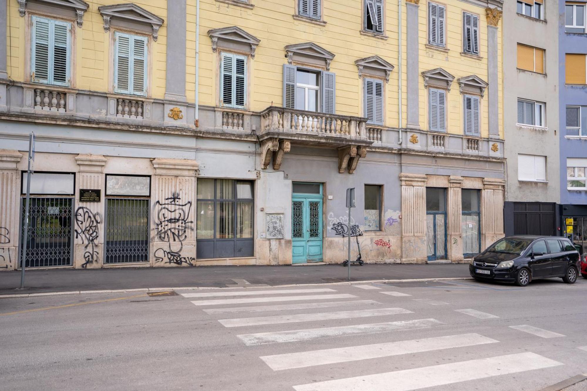 Apartma Aaa & With Free Parking